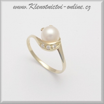 Zlatý prsten zdobený perlou