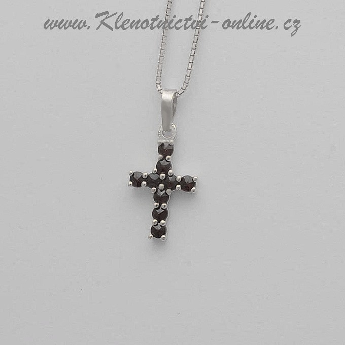 Stříbrný křížek zdobený českým granátem