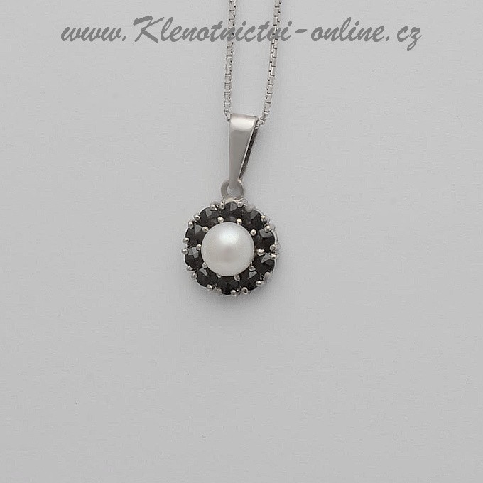 Stříbrný přívěsek s perlou zdobený českým granátem
