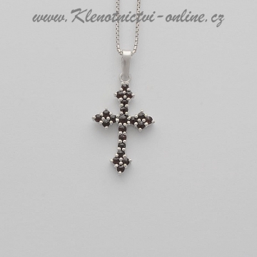 Stříbrný křížek zdobený českým granátem